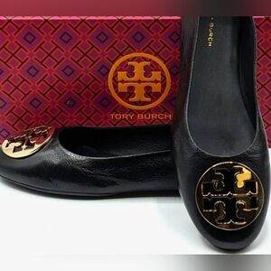 Like NEW Tory Burch Designer Claire Black Ballet Flats Gold Logo 8.5